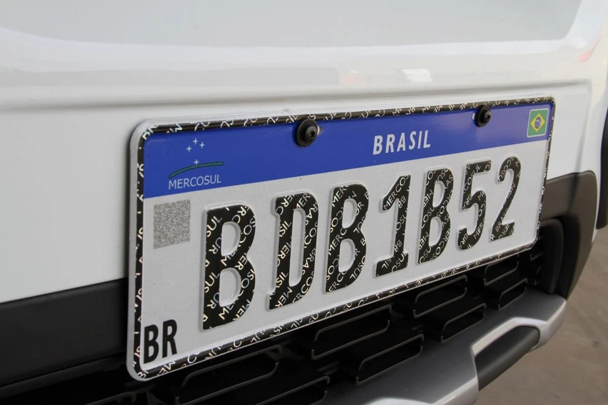 Placa Mercosul frontal de um carro branco